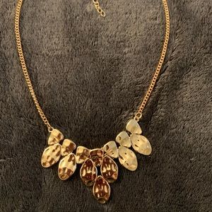 Gold pattern flake necklace